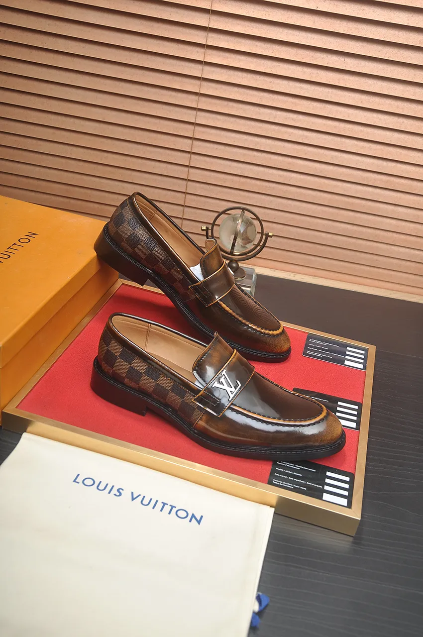 Men's men's shoes 💰460💶 [LV] (original single cowhide lining) 🍀LV's latest genuine leather business suit shoes are launched simultaneously on the official website. The first-layer cowhide imported from Italy is made of heavy gold, 💥1:1 rubber outsole from the official website. Versatile to wear, high-end without losing class, and the color combination is extraordinary. This four-season style is alluring when worn on your feet, showing off your big-name flair. Standard code 38-45 (45 customized)
